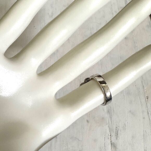 Silver tone and red ring - Picture 3 of 6